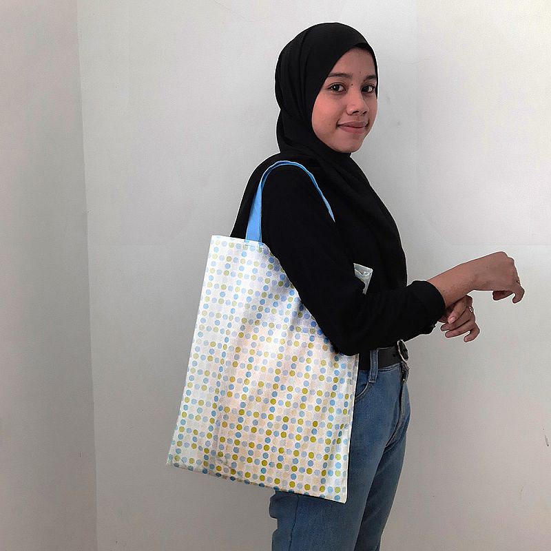 

Goodie Bag Motif Polkadot Biru Hijau uk 30 x 40 cm Tote Tas Unik Lucu Desain Cantik Indah Bahan Kain