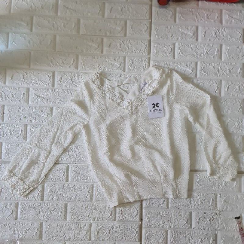 Atasan/Baju blouse lengan panjang wanita import bahan brukat premium-Putih