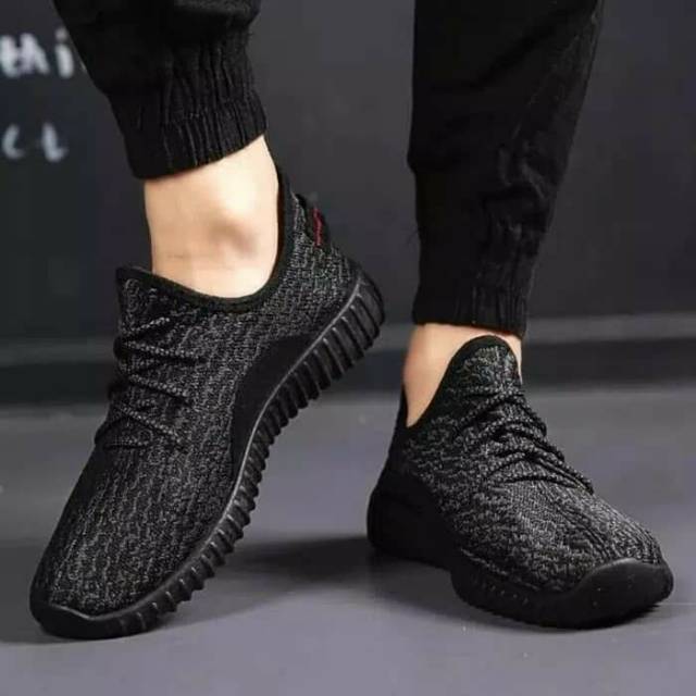 Sepatu sneaker pria YZY hitam polos
