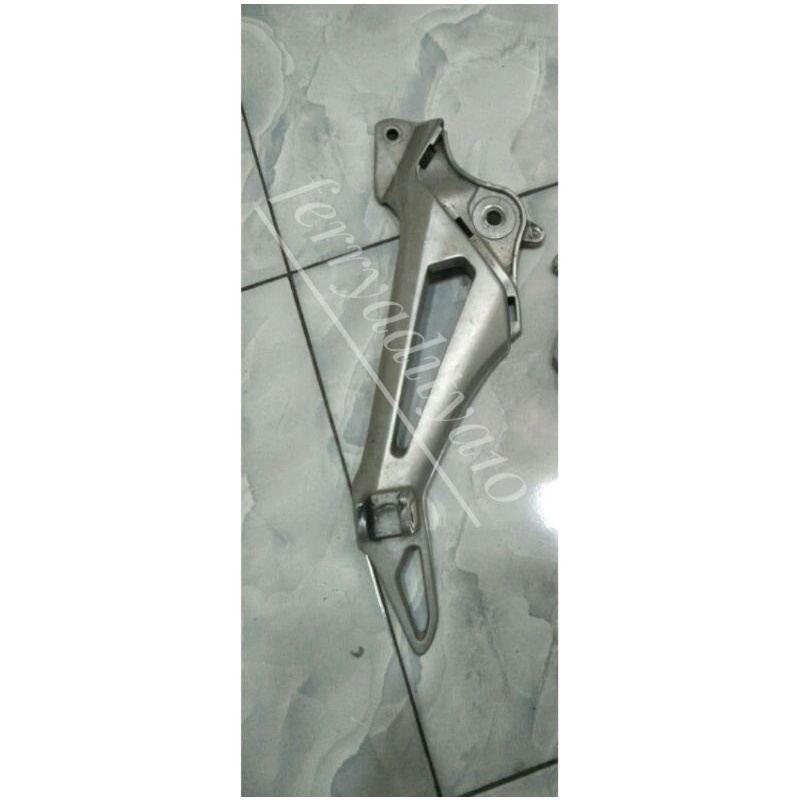 footstep dudukan posteb belakang kiri supra x 125 original  AHM