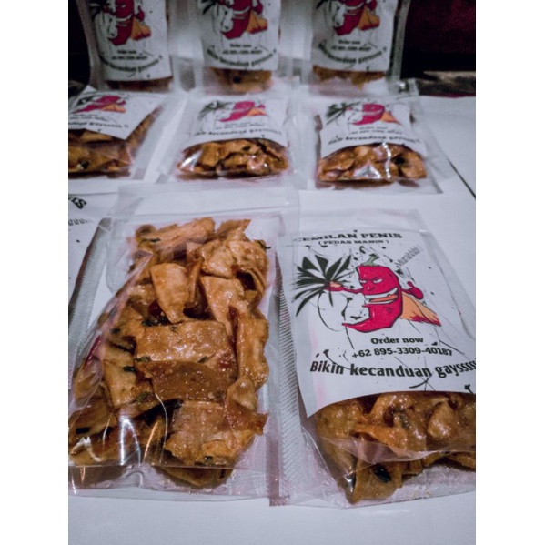 

CEMILAN KHAS KERIPIK PEDAS KECANDUAN