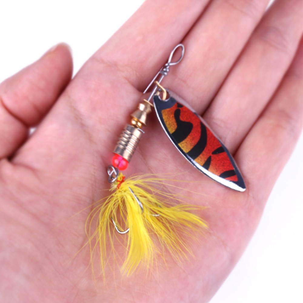 HENGJIA 1Pc 6.5cm/6.0g Umpan Pancing Spoon Sequin Bahan Metal dengan Bulu untuk Outdoor Fishing Lure