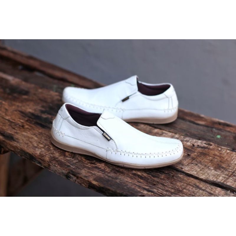 Temukan Sepatu Pansus Slip On Kulit Asli Slop Putih Pria Casual Moccasin