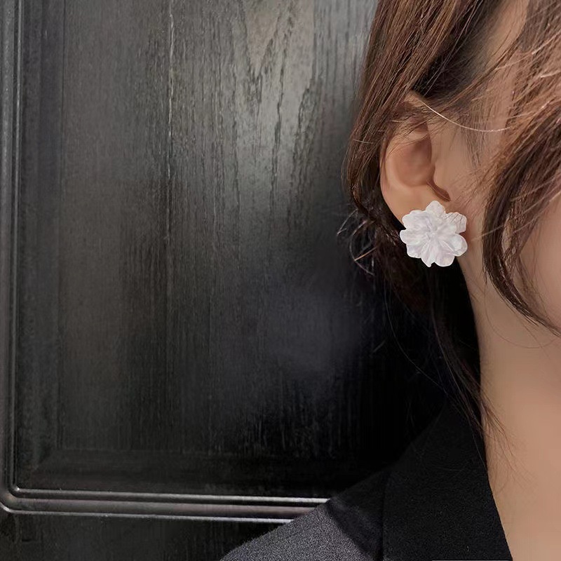 Anting Stud Desain Bunga Putih Gaya Korea Minimalis Elegan Untuk Wanita