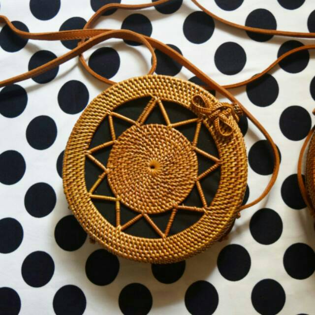 

Tas Rotan Bulat, Motif bintang, Diameter 20 cm, tutup pita, Round Rattan Bag asli Lombok murah