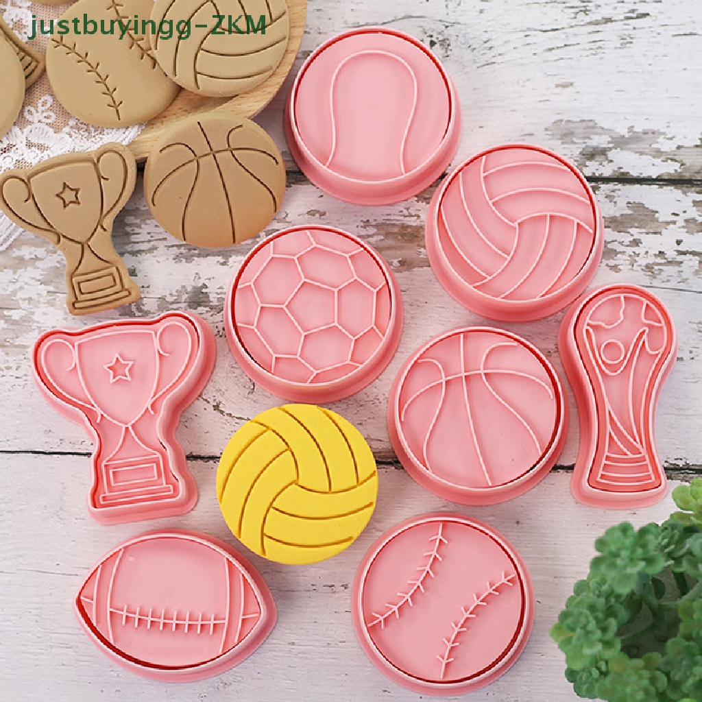 8pcs / Set Cetakan Pemotong Kue Bentuk Piala Sepak Bola Model Timbul