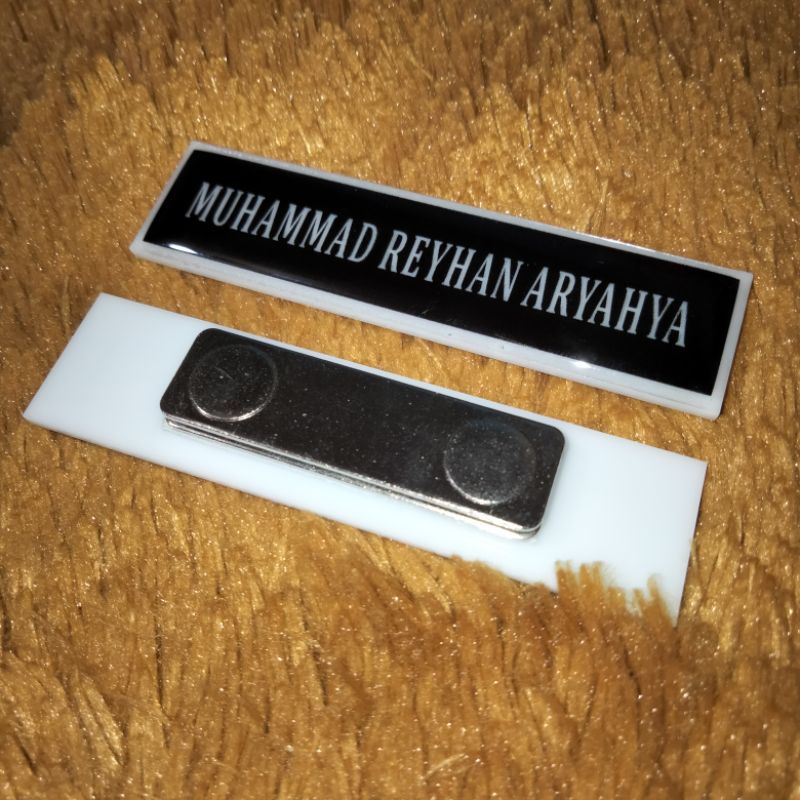 

Papan nama dada akrilik magnet / Nametag warna hitam putih