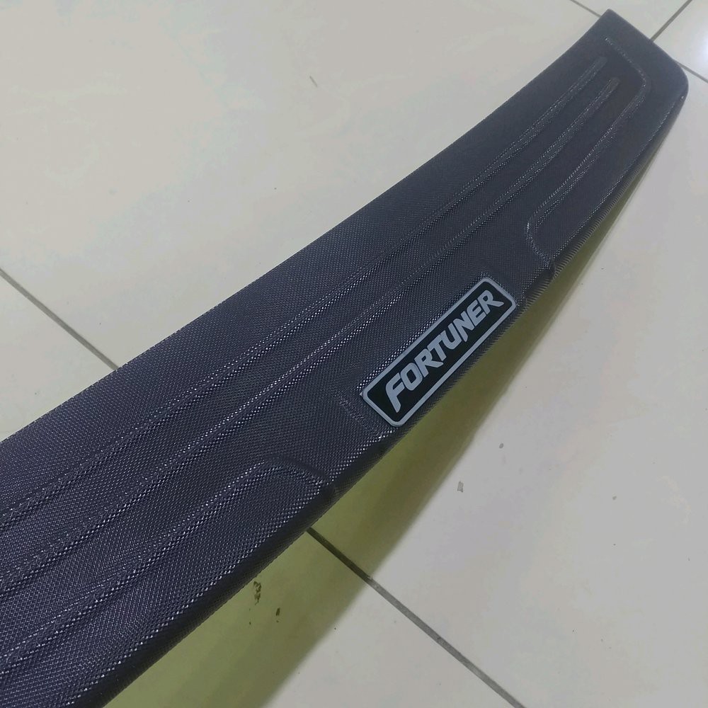 sill plate silplate PINTU BAGASI BELAKANG toyota fortuner 2005 sampai 2015 plastik tempel 2006 2007 2008 2009 2010 2011 2012 2013 2014