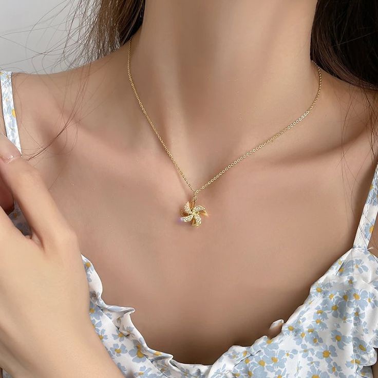 Import Kalung Wanita Rantai Klavikula Kalung Keberuntungan Lucky clover Titanium Butterfly Liontin Kupu-Kupu Anti Pudar Anti Karat Anti Alergi/Kalung Wanita terbaru 2022