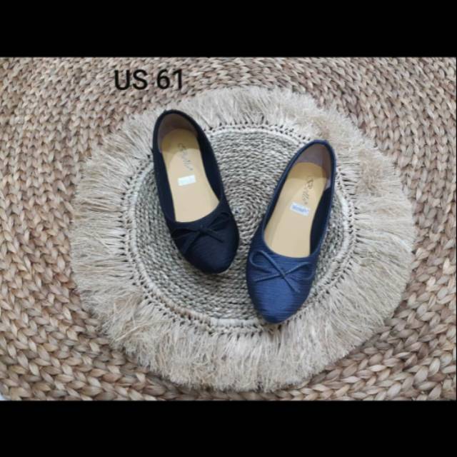 

Flatshoes pita tali depan