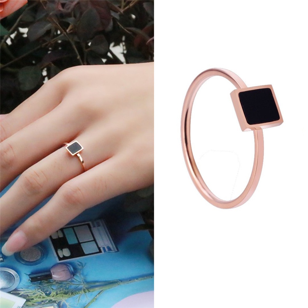 Titanium Retro Geometris Tekstur Persegi Rose Gold dengan Cincin Jari Indeks Shell Hitam untuk Wanita