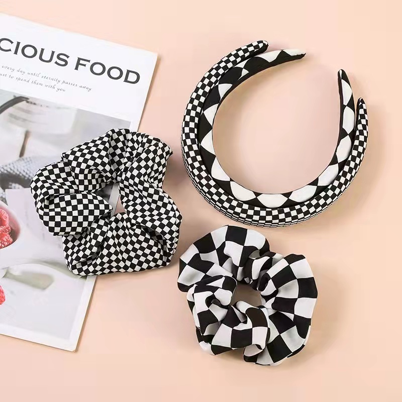 Ikat Rambut Monocrom Scrunchie Motif Papan Catur - Srunchie Kotak-Kotak Retro