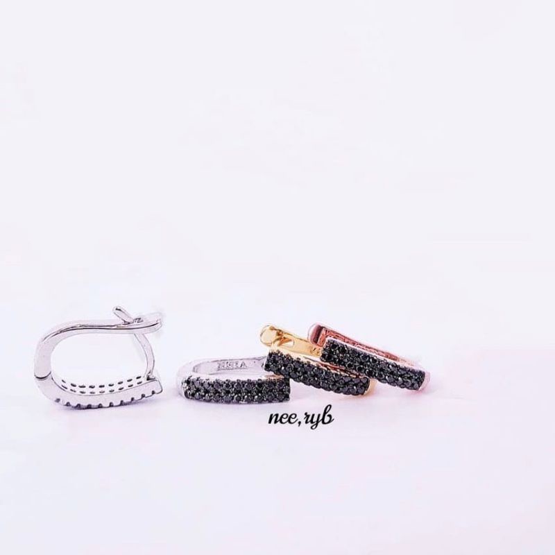 Anting replika berlian vier Titanium,tidak gampang luntur,awet dipake sehari hari