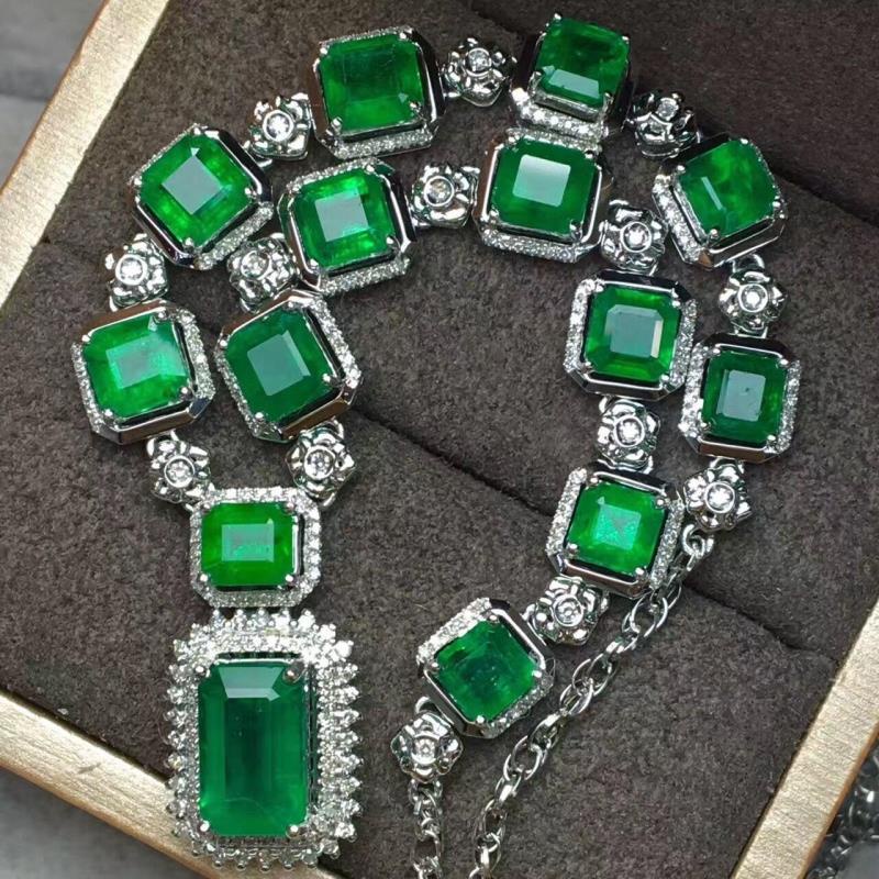 Kalung Rantai Dengan Liontin Batu Emerald Bentuk Kotak Mewah Untuk Wanita