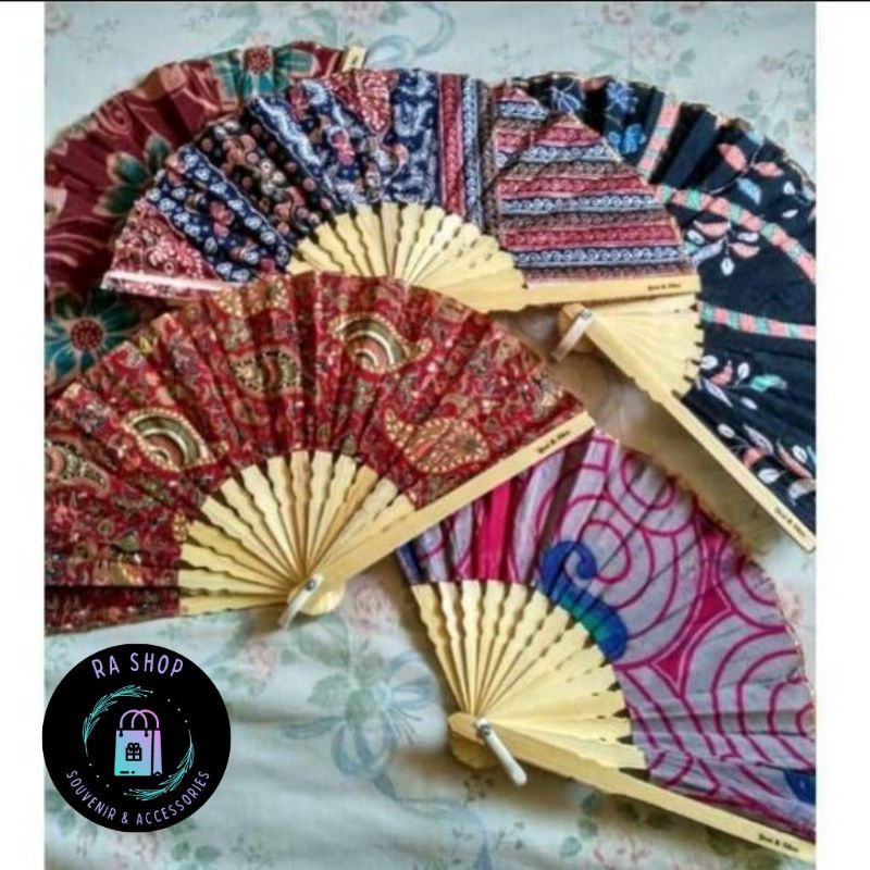 Souvenir kipas batik sedang kemas plastik