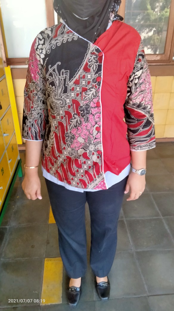 Batik Wanita Atasan Blouse Modern 2 Warna Merah Dan Hijau Kombimasi Hitam Berlengan 7/8 .