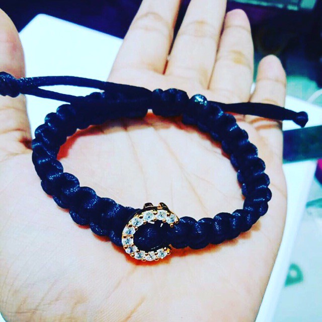 Gelang tangan wanita inisial