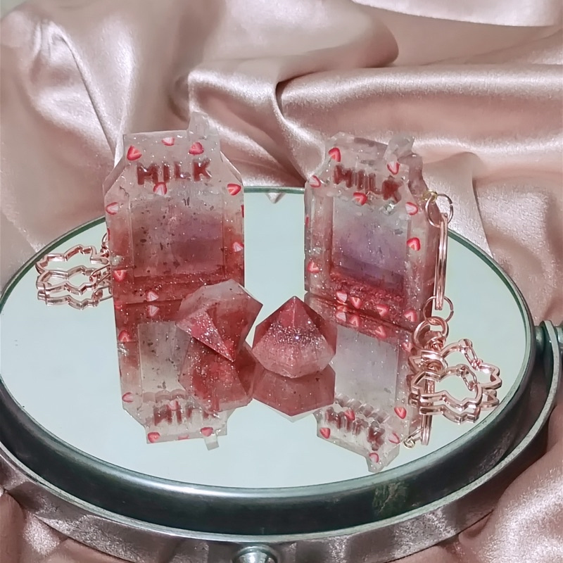 Strawberry Milk Resin Shaker Keychain - Silver Flakes gantungan Custom Rose Gold Sakura Diamond