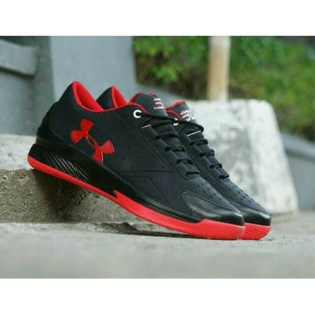 SEPATU UNDER ARMOUR CURRY ONE / HITAM MERAH / SPORT RUNNING PRIA