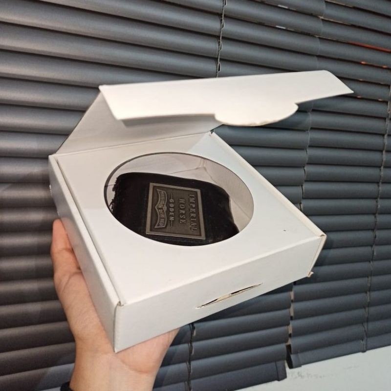 

SEMIHARDBOX FULL WARNA PUTIH DENGAN DESAI TULISAN COCOK UNTUK BOX KADO/HADIAH