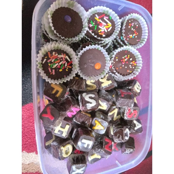 

coklat karakter helga