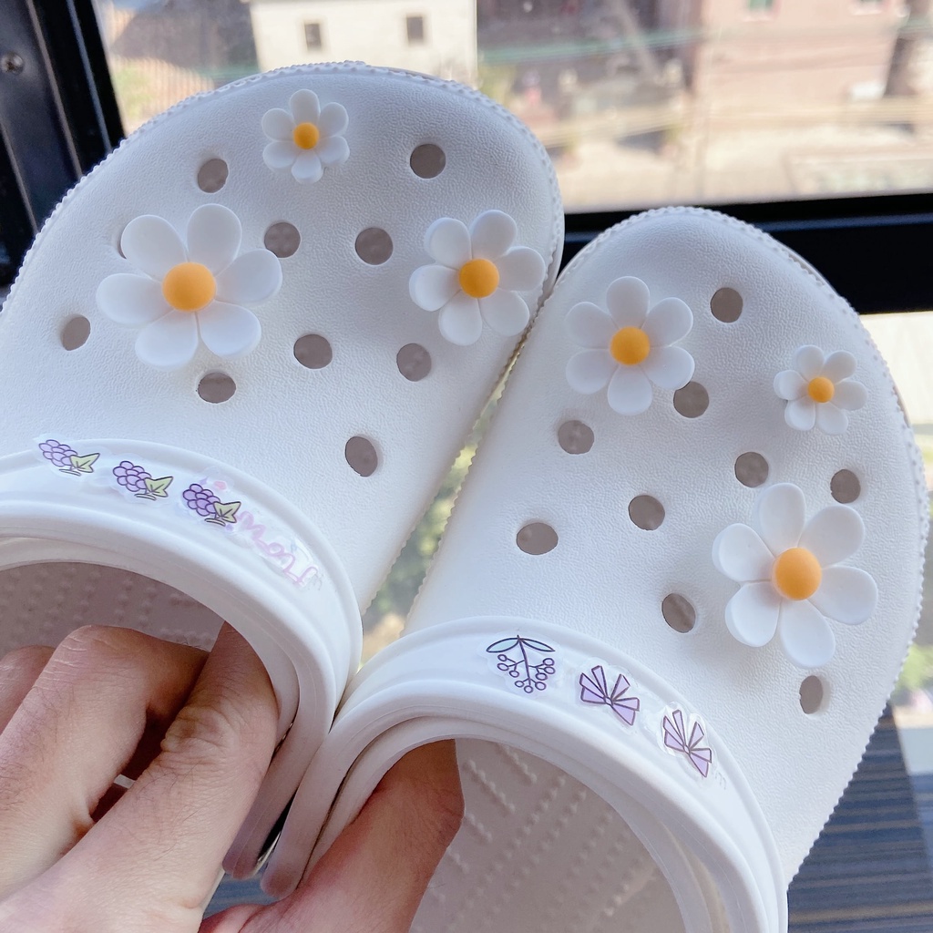 ✨shinyDIY✨Crocs jibbitz: aksesori cantik untuk sepatumu❤️Sandal Crocs Wanita 6pcs / Set Charm / Charm Gelang Diy Bentuk Bunga Daisy Crocs Warna Putih