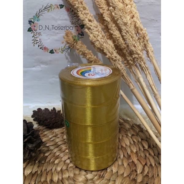 

Harga per roll 20 Yard 18 Meter | Pita Satin | 2,5 cm | 1 inch | 18 meter |