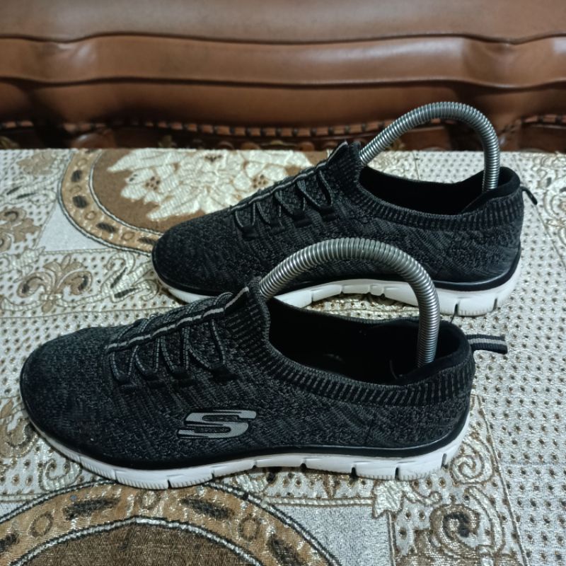 sepatu second import. sepatu bekas preloved merk Skechers slip on size 38