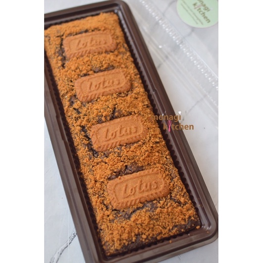 

BROWNIES Lotus Biscoff - 30x10 cm atau 20x20 cm - fudgy, wangi, chocolatey