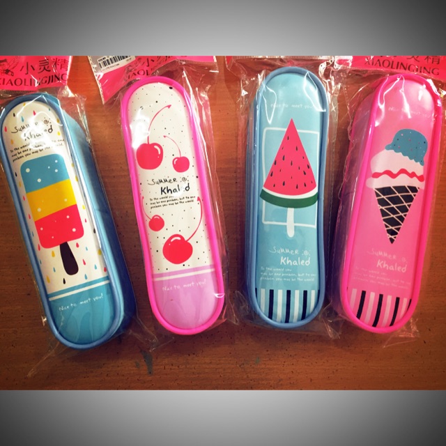 

Kotak pensil dengan motif buah dan escream