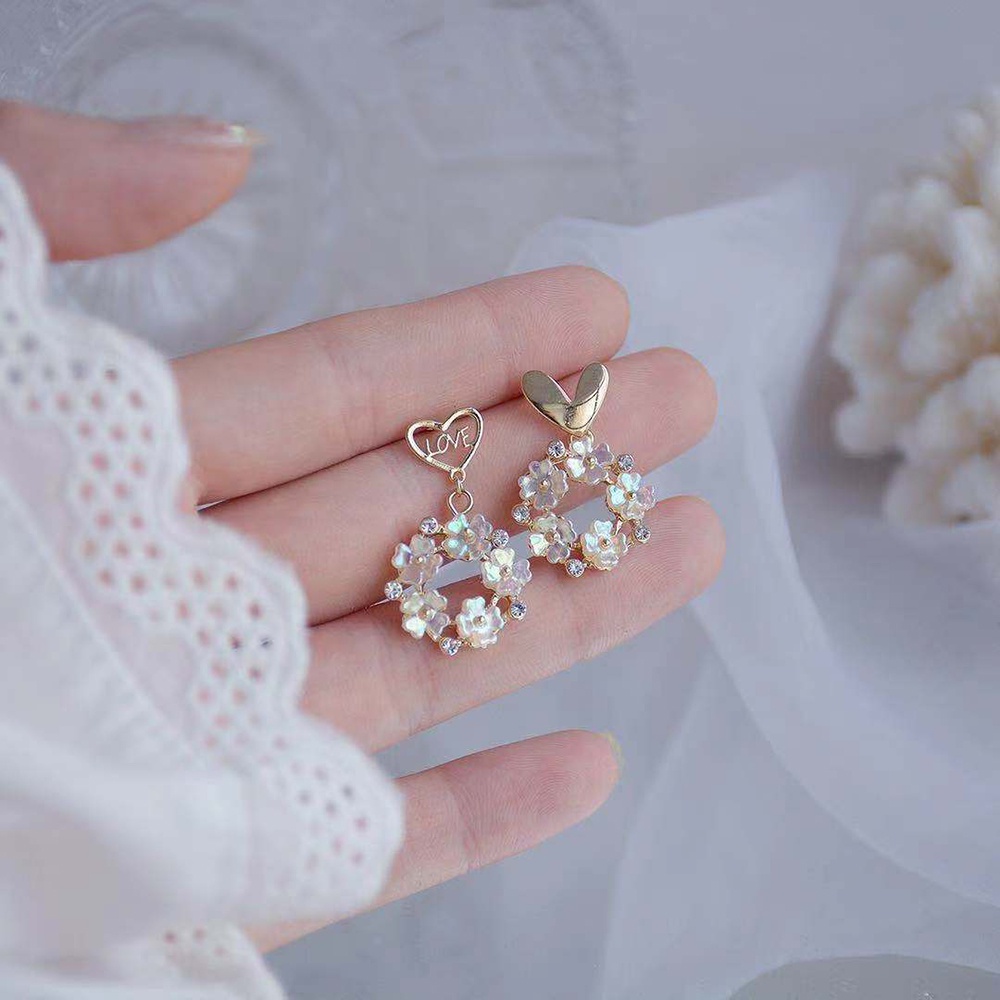 1 Pasang Anting Tusuk Gantung Asimetris Desain Hati / Bunga Kreatif Untuk Wanita