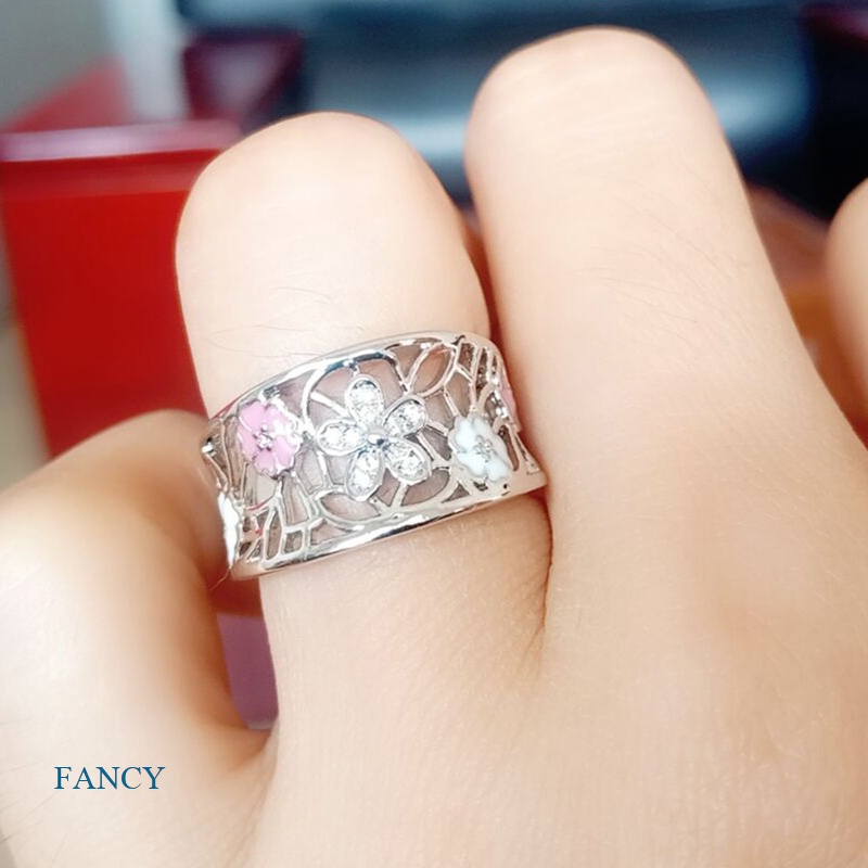 Cincin Pernikahan Kreatif Bentuk Bunga Sakura Untuk Wanita