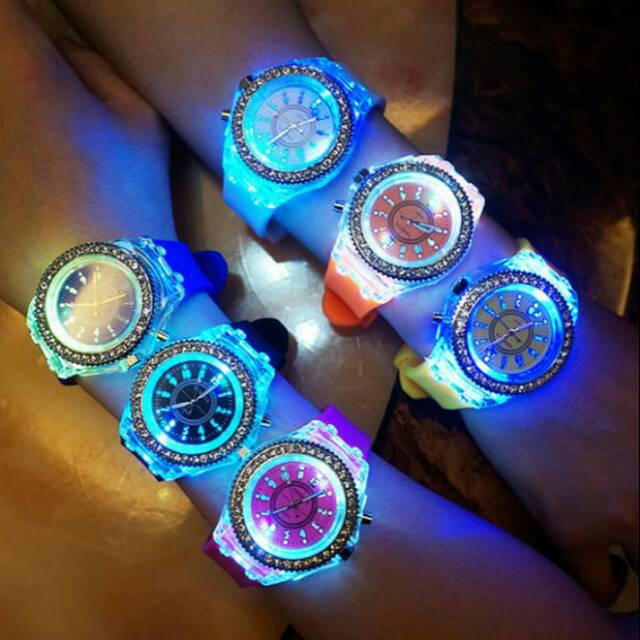 Arloji / jam tangan unik / jam tangan terbaru / jam tangan wanita bisa menyala.