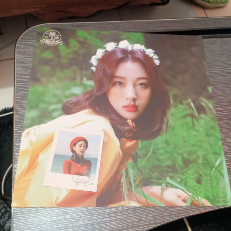 LOONA Island Poster+Polaroid Yves