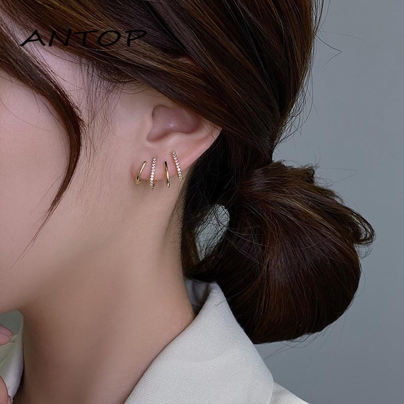 Anting Bentuk Geometris Aksen Berlian Bahan Metal