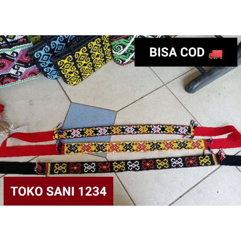 Ikat kepala manik khas Dayak Kalimantan