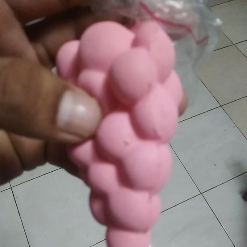 mainan squishy gantungan kunci anggur pink