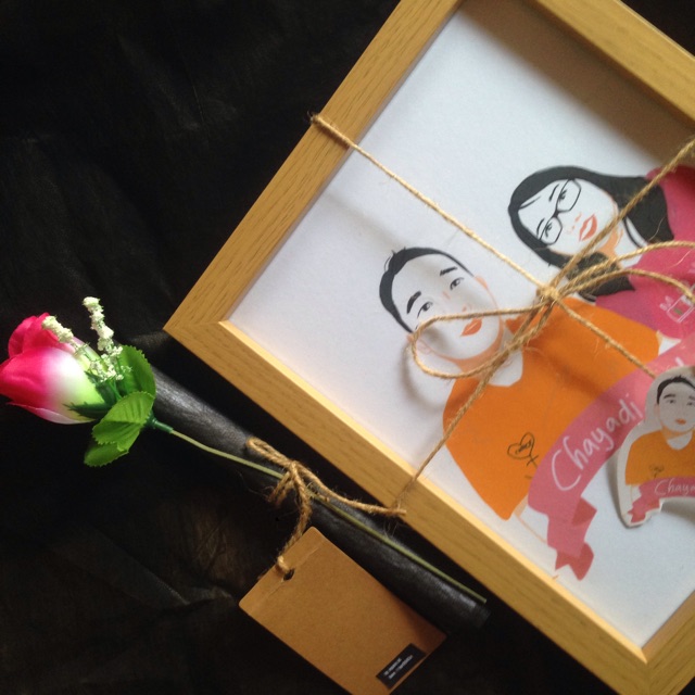 

Kado unik paket ilustrasi pasangan dan bingkai kayu free tali remi dan tag