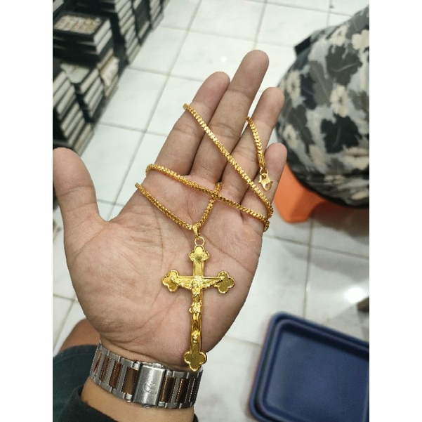 KALUNG SALIB DARI KOIN