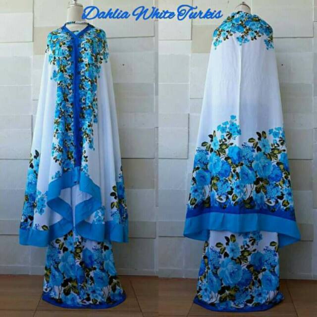Mukena bali dasar putih motif bunga dahlia, dilengkapi dengan rampel. Tersedia beberapa warna bunga.