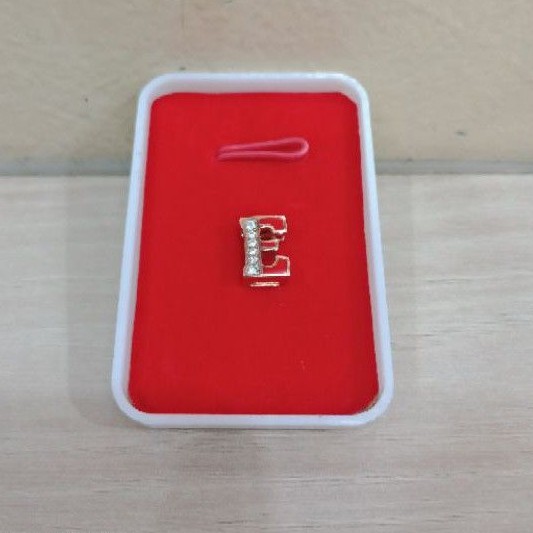 Liontin Emas kadar 750 huruf E (berat 1.5 gram)