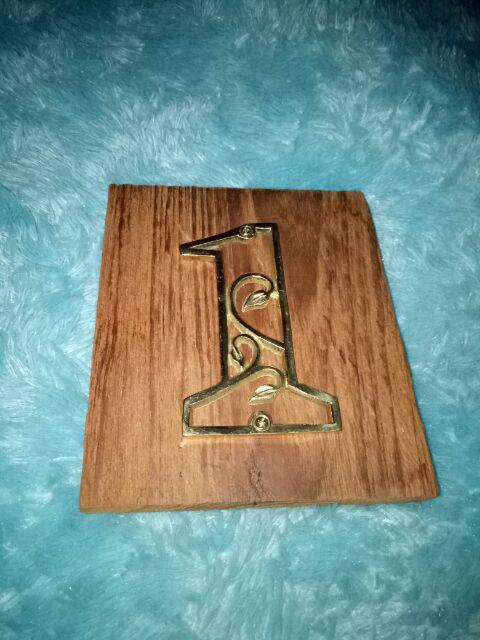 11cm Nomor Rumah Daun Ukir Kuningan Asli & Dasar Kayu Jati 16cm - No.1