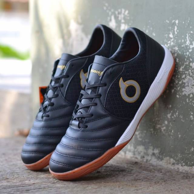 SEPATU FUTSAL ORTUSEIGHT JOGOSALA VOLTA BLACK WHITE
