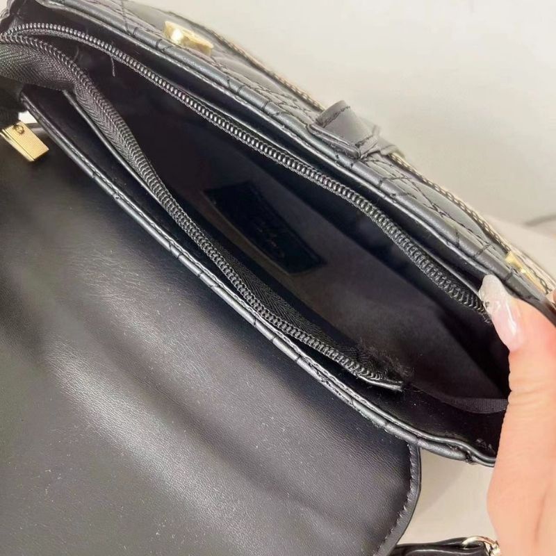 DDBZ61199 Tas Wanita Import Saddle Oblique SelempangHarga : IDR 135.000Tersedia Warna : Beige, Black