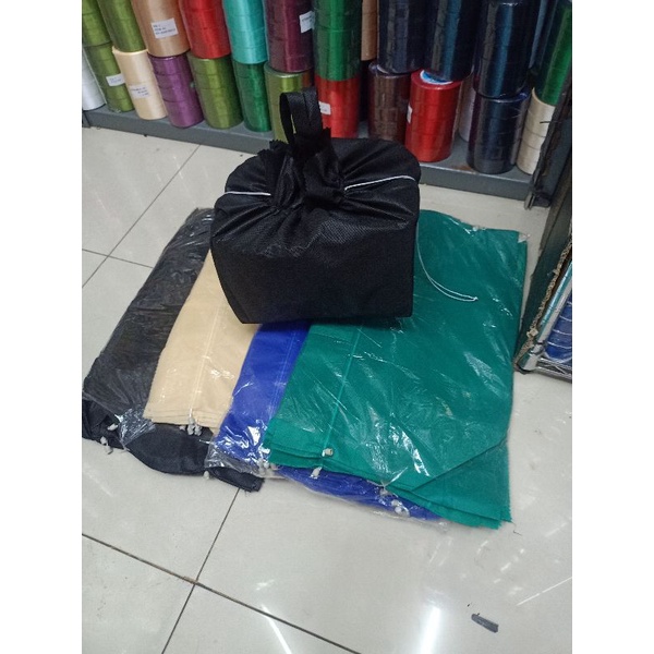 

tas spunbond serut buat nasi kotak 22 isi 12 pcs terlaris bahan tebal
