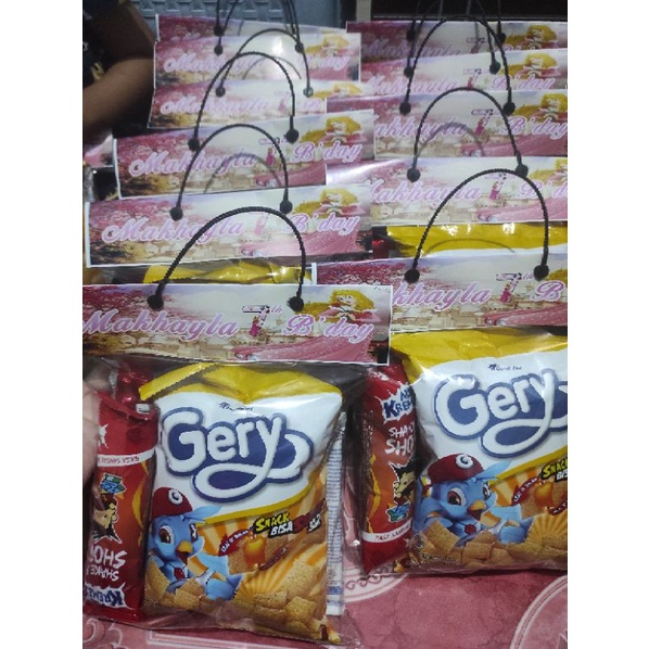 

Paket Snack Makanan Bingkisan Parsel Parcel Ulang Tahun Lebaran Santunan Anak Yatim dengan Label Tas Jinjing
