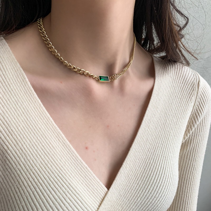 Kalung Rantai Liontin Batu Emerald Asimetris Bahan Titanium Steel Gaya Vintage Untuk Wanita