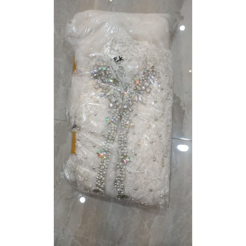 gaun slim putih dan ungu