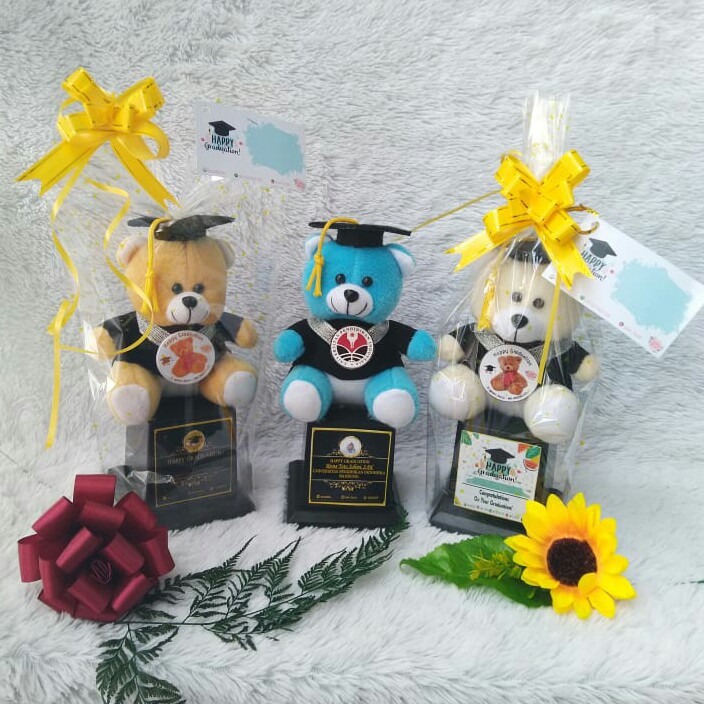 PIALA BONEKA WISUDA / TROPHY BONEKA WISUDA / HADIAH WISUDA / FREE REQUEST NAMA / FOTO DAN LOGO