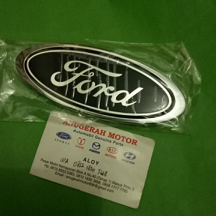 logo emblem ford fiesta sedan bagian belakang